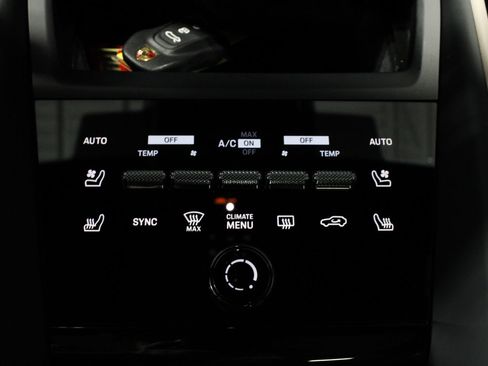 Certified 2025 Porsche Macan 4 Electric AWD/4WD image 32