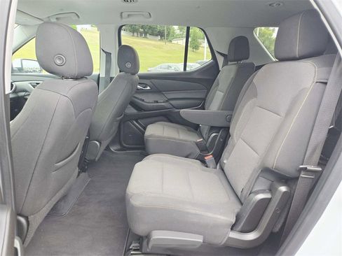 Used 2021 Chevrolet Traverse LT image 12