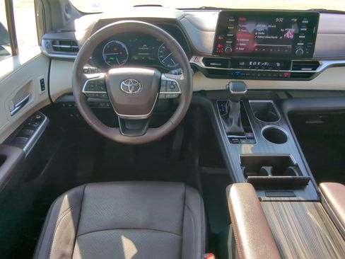 Used 2023 Toyota Sienna Platinum FWD image 14