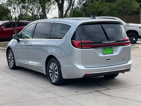 Used 2023 Chrysler Pacifica Limited FWD image 4