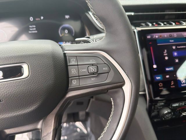Used 2025 Jeep Grand Cherokee L Limited w/ Black Appearance Package AWD/4WD image 33