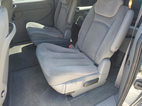 Used 2005 Chrysler Town & Country Touring FWD image 13