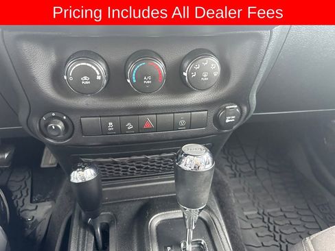 Used 2017 Jeep Wrangler Unlimited Sahara w/ Connectivity Group AWD/4WD image 13