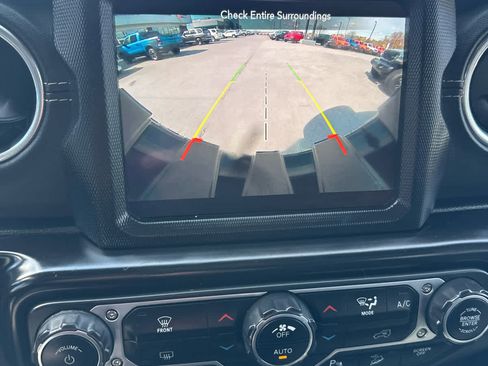 Used 2018 Jeep Wrangler Unlimited Sahara image 16