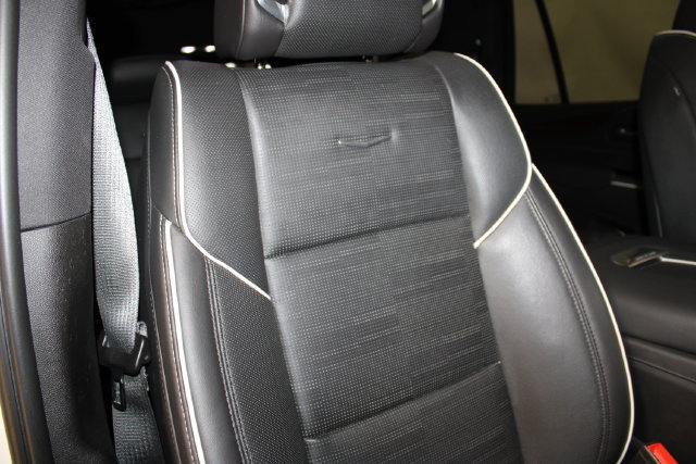 Used 2023 Cadillac Escalade Premium Luxury w/ Performance Package AWD/4WD image 35