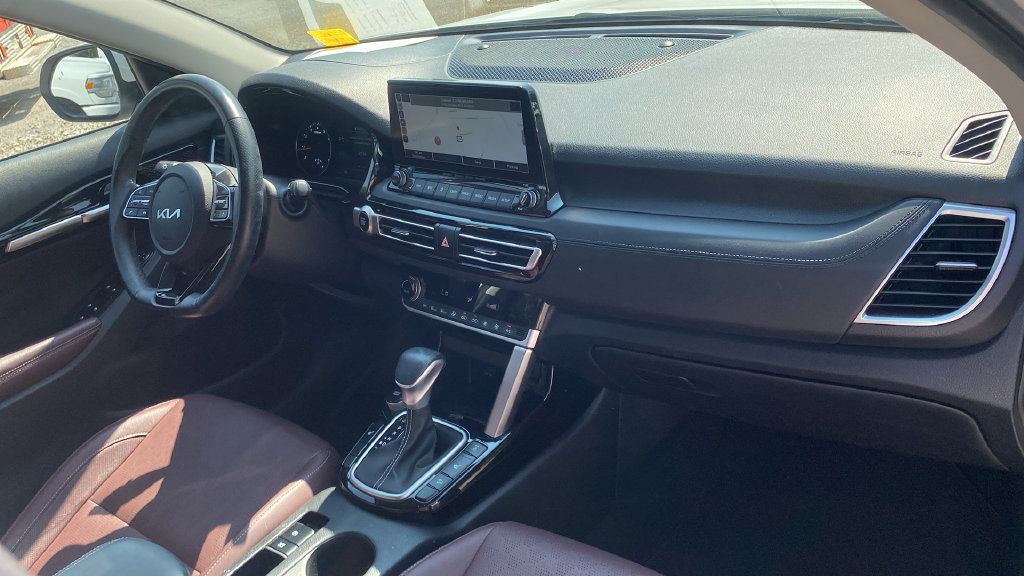 Used 2022 Kia Seltos SX w/ Sunroof Package AWD/4WD image 11