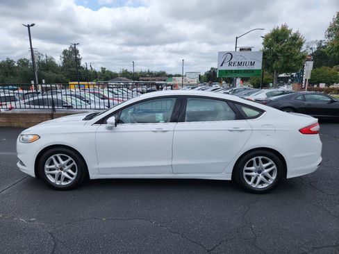 Used 2015 Ford Fusion SE FWD image 2