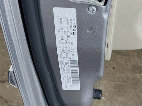 Used 2016 Chrysler Town & Country Touring-L image 26