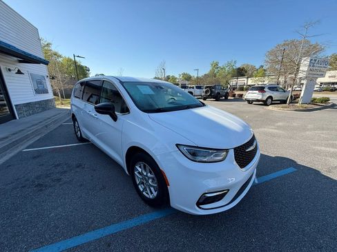 Used 2024 Chrysler Pacifica Touring-L FWD image 3