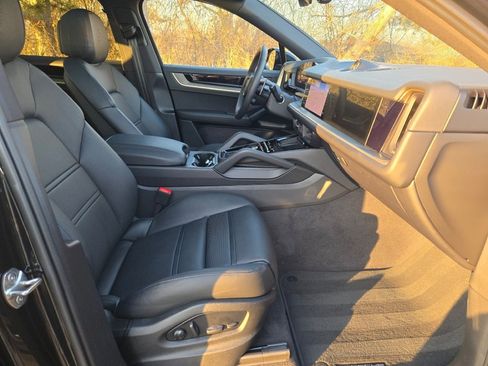 Used 2025 Porsche Cayenne Coupe image 36
