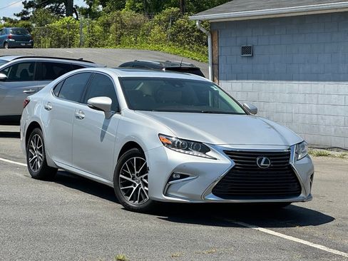 Used 2017 Lexus ES 350 w/ Luxury Package FWD image 38