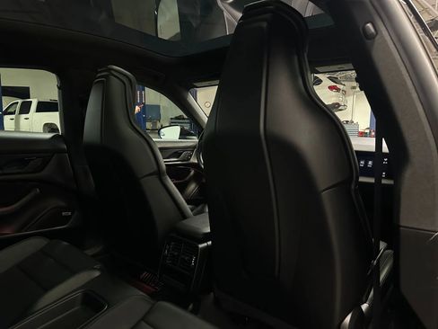 Used 2022 Porsche Taycan image 19