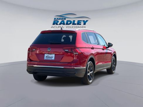 Certified 2022 Volkswagen Tiguan SE w/ Panoramic Sunroof Package image 2