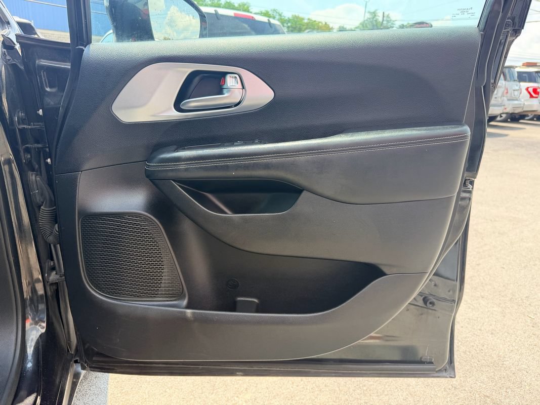 Used 2020 Chrysler Pacifica Touring-L w/ S Appearance Package FWD image 25
