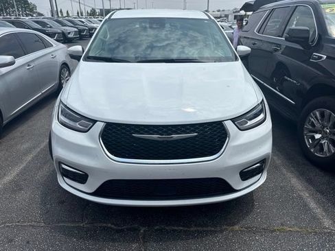 Used 2023 Chrysler Pacifica Touring-L AWD/4WD image 9