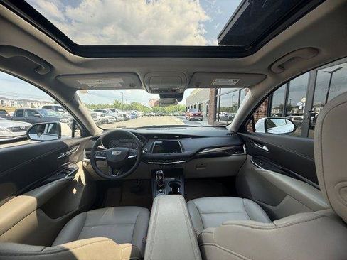 Used 2022 Cadillac XT4 Luxury w/ Cold Weather Package FWD image 15