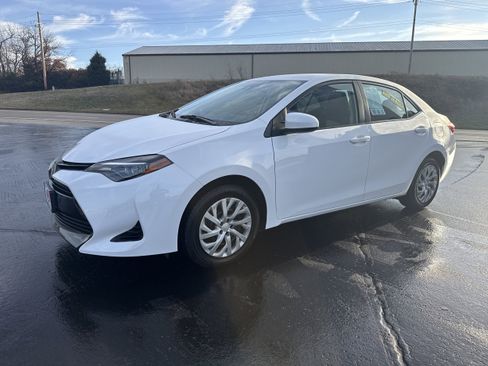 Used 2019 Toyota Corolla LE image 2
