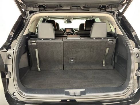 Used 2022 Toyota Highlander XLE AWD/4WD image 17