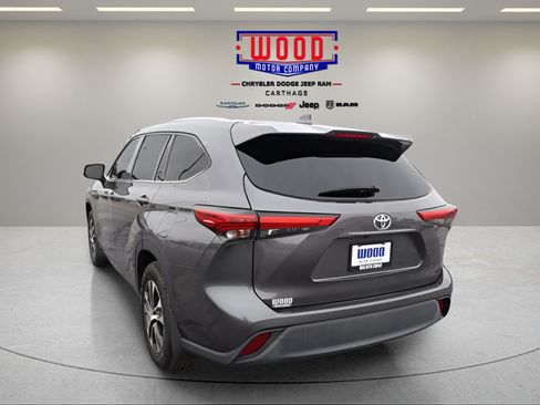Used 2021 Toyota Highlander XLE AWD/4WD image 7