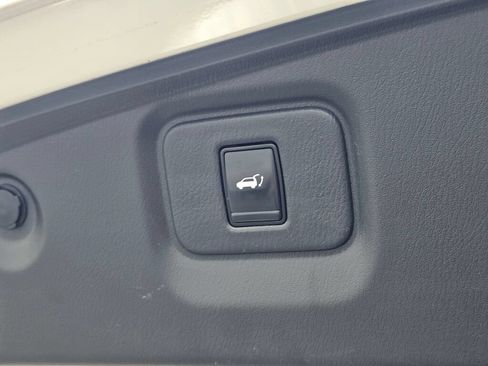 Used 2018 Nissan Pathfinder Platinum AWD/4WD image 14
