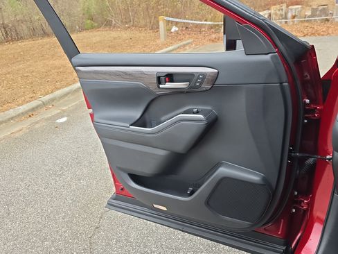 Used 2023 Toyota Highlander Limited image 24