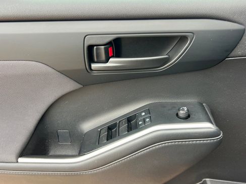 Certified 2022 Toyota Highlander LE image 13