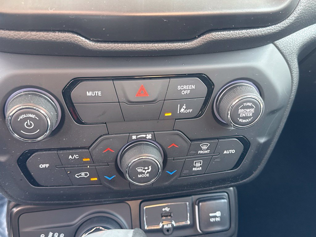 Used 2022 Jeep Renegade Latitude w/ Convenience Group AWD/4WD image 24