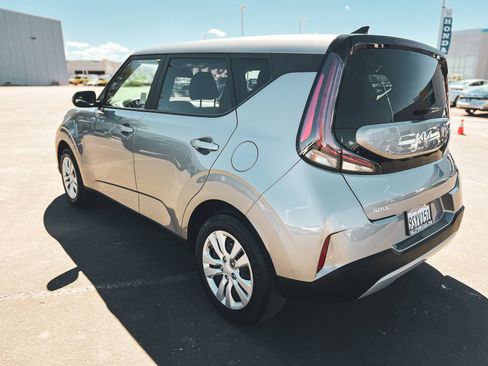 Used 2025 Kia Soul LX FWD image 5