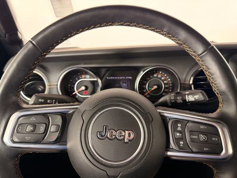Used 2022 Jeep Wrangler Unlimited Sahara AWD/4WD image 36