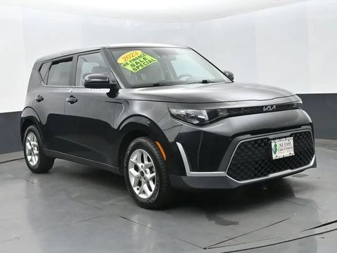 Used 2023 Kia Soul LX w/ LX Technology Package FWD image 2