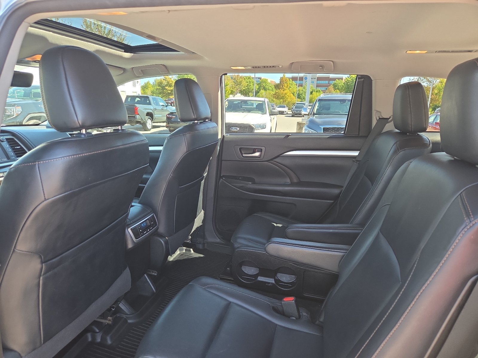 Used 2018 Toyota Highlander XLE FWD image 10