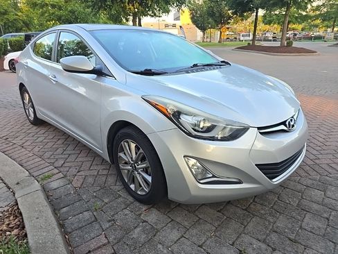 Used 2015 Hyundai Elantra SE w/ Option Group 03 FWD image 2