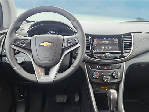 Used 2022 Chevrolet Trax LT w/ LT Convenience Package image 9