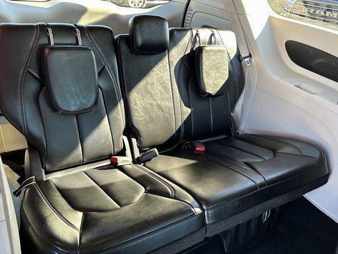 Certified 2024 Chrysler Pacifica Touring-L image 17