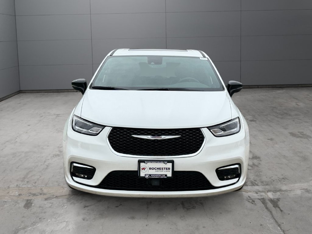 Used 2026 Chrysler Pacifica Limited FWD image 8