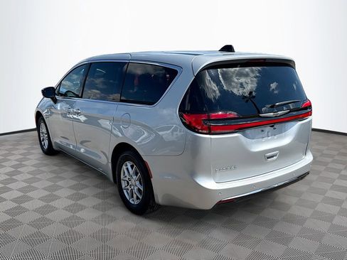 Used 2026 Chrysler Pacifica Select image 8