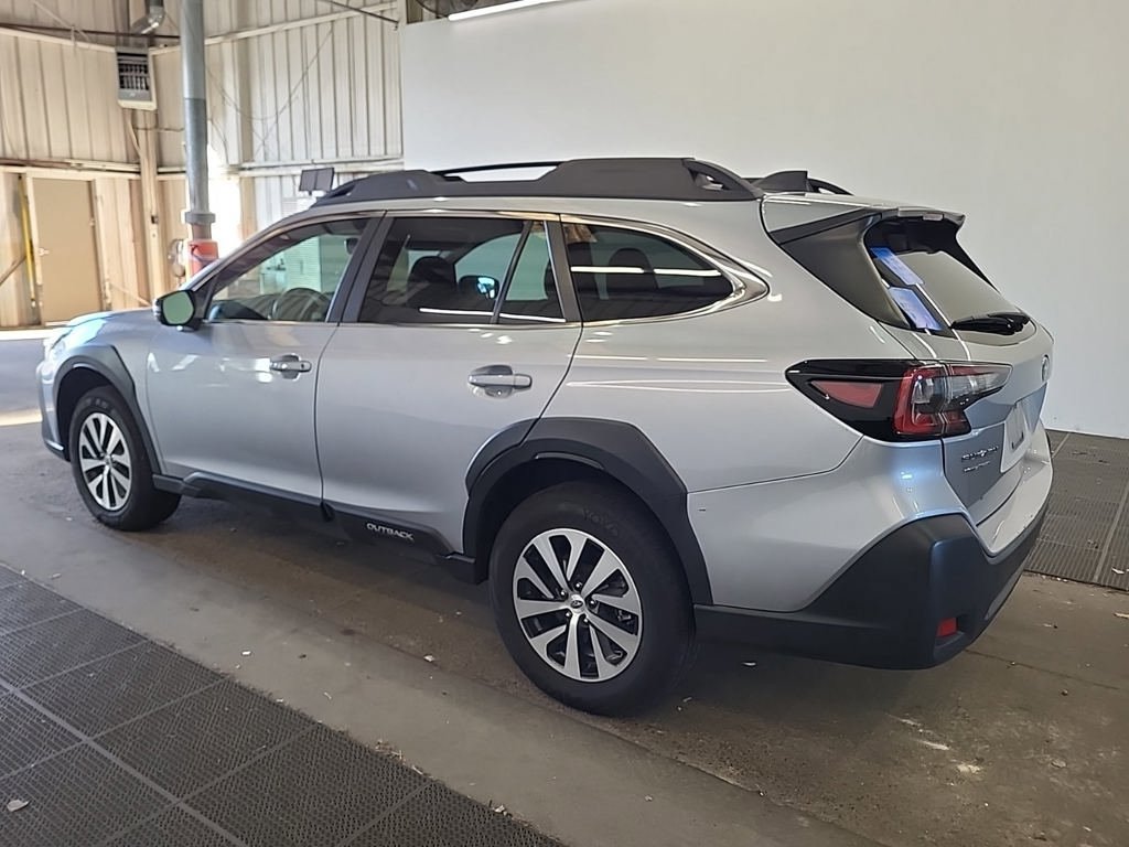 Used 2024 Subaru Outback Premium AWD/4WD image 5