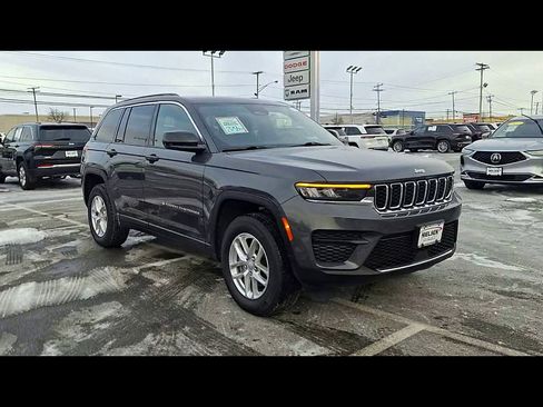 Used 2025 Jeep Grand Cherokee Laredo X image 2