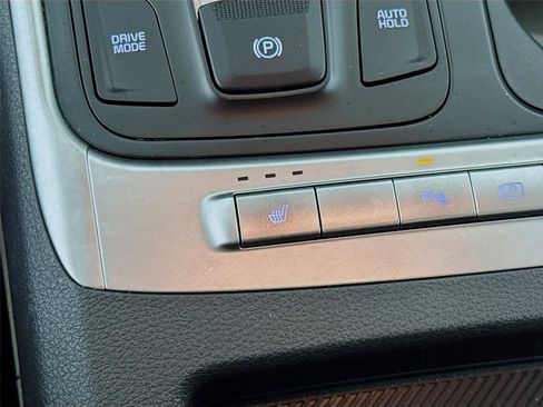Used 2025 Kia Carnival FWD image 21