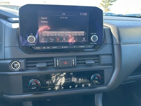 Used 2024 Nissan Pathfinder S image 18