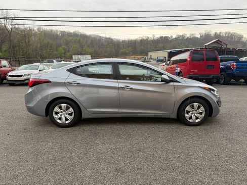 Used 2016 Hyundai Elantra SE image 5