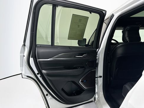 Used 2022 Jeep Grand Cherokee Overland w/ Advanced Protech Group III image 27