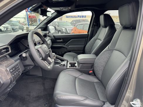 Used 2025 Toyota Tacoma Limited AWD/4WD image 25