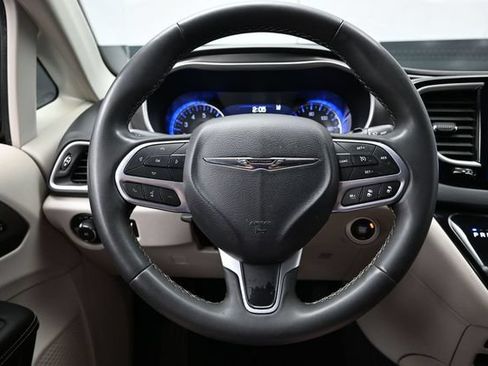 Certified 2024 Chrysler Pacifica Touring-L FWD image 29