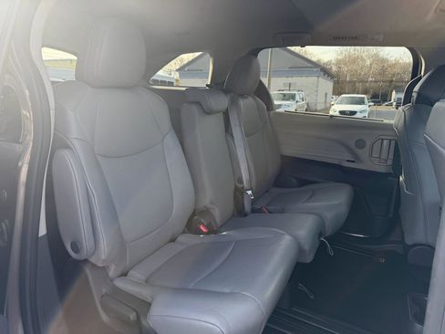 Used 2023 Toyota Sienna XLE FWD image 25