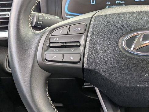 Used 2025 Hyundai Venue Limited image 15