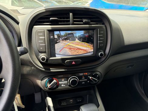 Used 2025 Kia Soul LX w/ LX Technology Package FWD image 17
