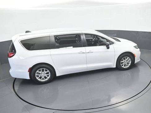 Used 2025 Chrysler Pacifica Select FWD image 47