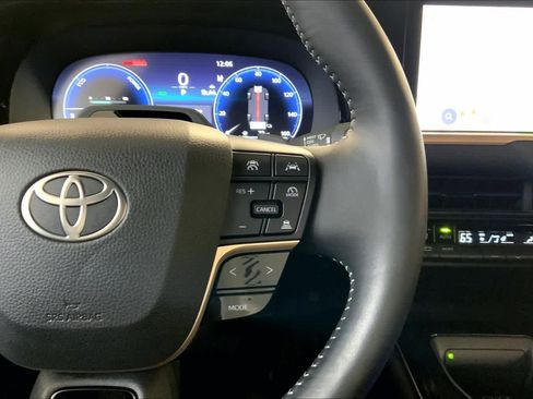 Used 2025 Toyota Crown Signia w/ Advanced Technology Package image 24