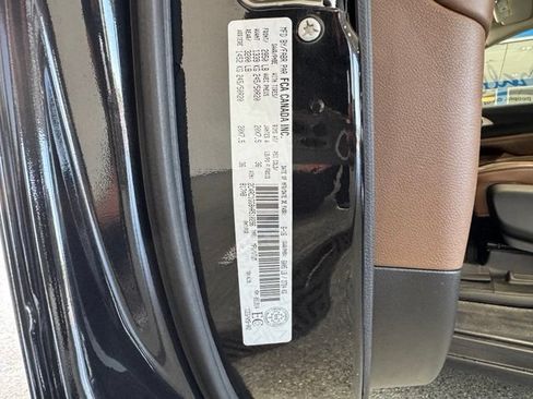 Used 2017 Chrysler Pacifica Limited w/ Tire & Wheel Group FWD image 28